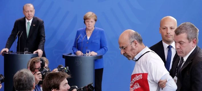 Επεισοδιακή συνέντευξη Μέρκελ-Ερντογάν – Πέταξαν έξω Τούρκο δημοσιογράφο (βίντεο)